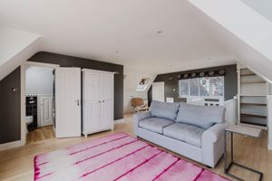 Bed 5 - click for photo gallery